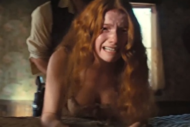 Отец грубо лишает невинности рыжую дочь